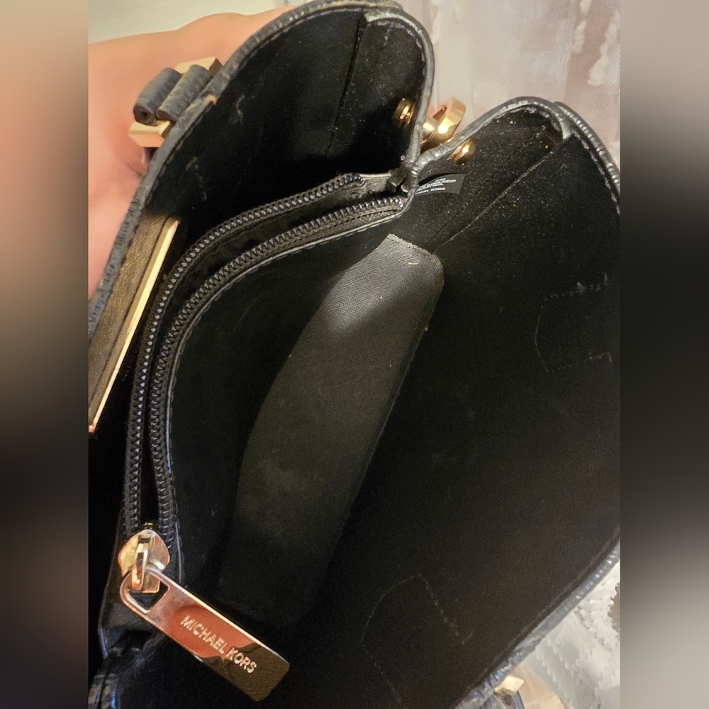 Michael Kors Adele Messenger - Picture 7 of 9